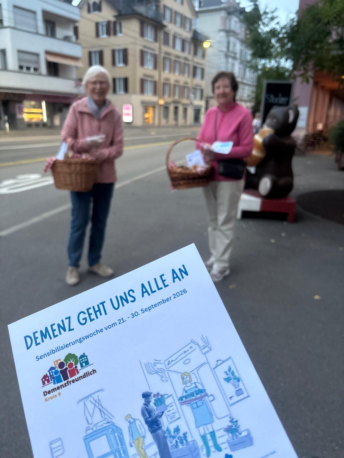 Netzwerkerinnen mit Brötlikörben und Flyer vor der Bäckerei Conditorei Stocker beim Rigiblick