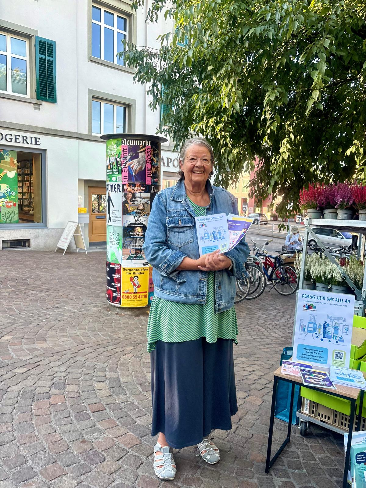 Madlen mit Sensibilisierungswoche-Flyern vor der Rigi Apotheke