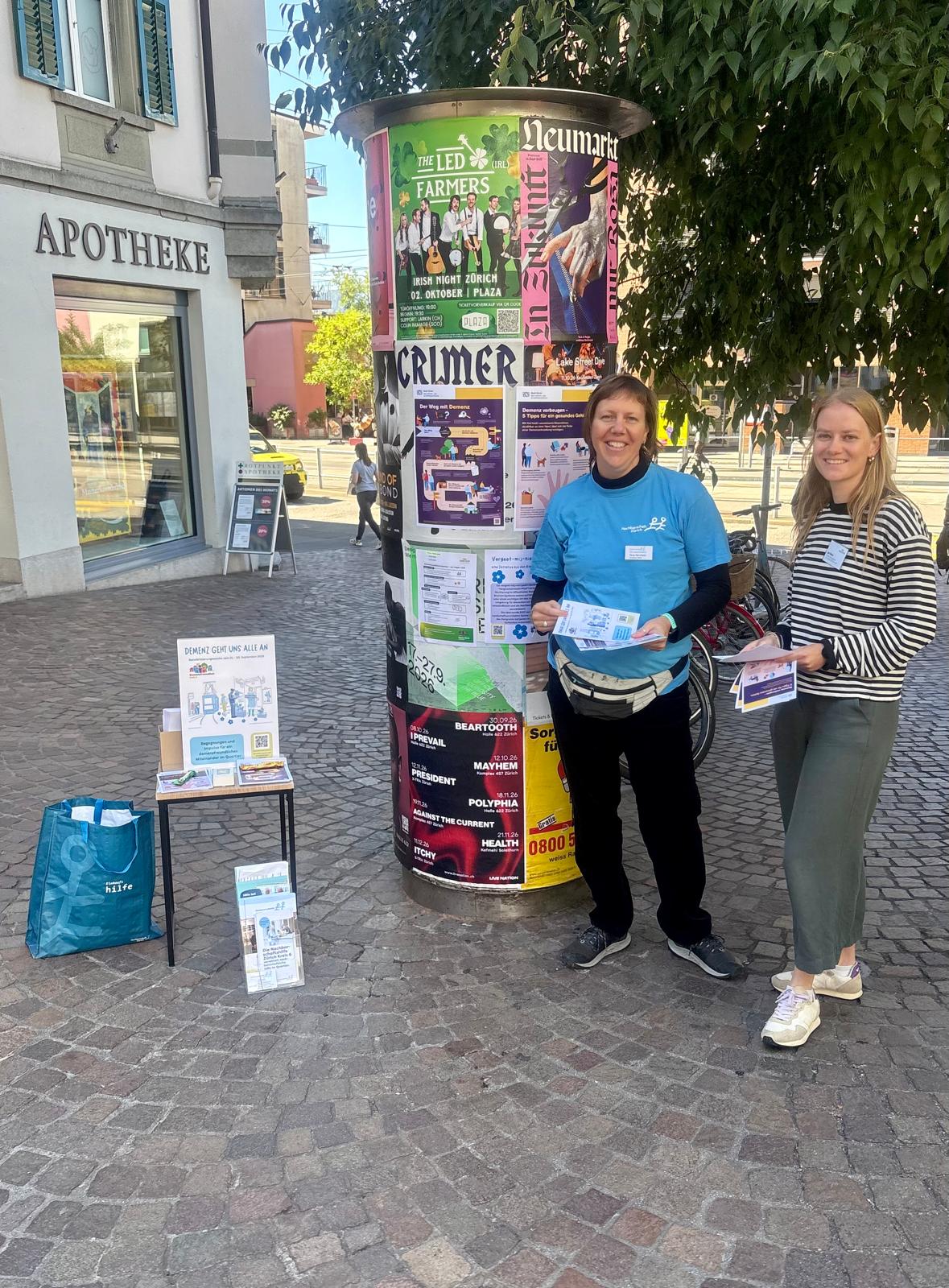 Tania und Jael bei der Flyeraktion zur Sensibilisierungswoche vor der Rigi Apotheke